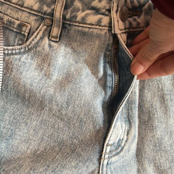 NWT Cleo + Wolf Women's Light Wash Mid Rise Denim Distressed Shorts Sz- 28 - Picture 8 of 16